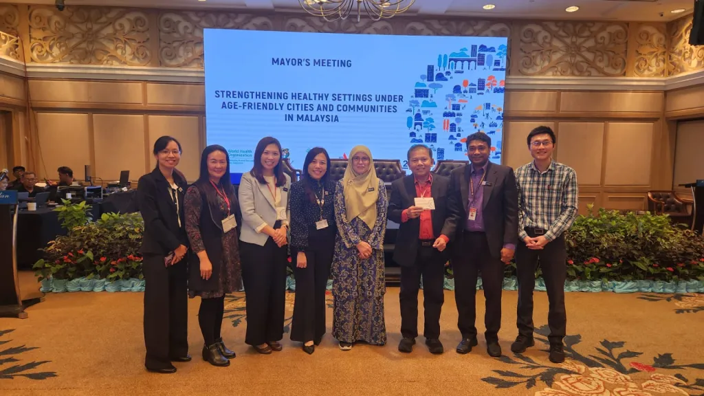 Para peserta Mayor’s Meeting berfoto bersama seusai sesi Strengthening Healthy Settings under Age-Friendly Cities and Communities in Malaysia, yang diselenggarakan oleh World Health Organization (WHO) di Malaysia. Pertemuan ini membahas penguatan kebijakan dan inisiatif kota ramah usia melalui kolaborasi lintas sektor antara pemerintah daerah, akademisi, dan lembaga kesehatan masyarakat.